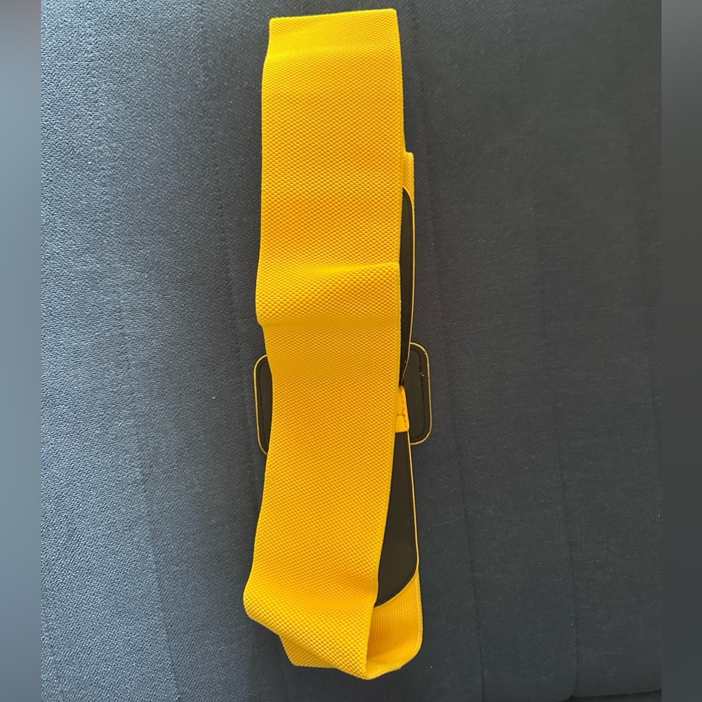 Yellow faux patent leather belt - Picture 2 of 2